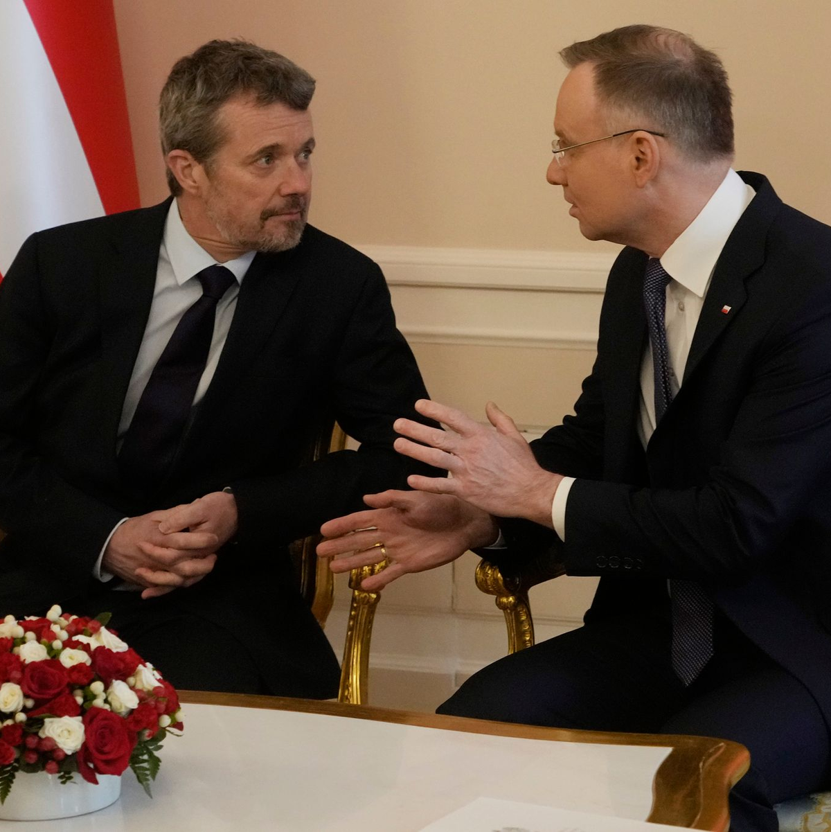 König Frederik X. (l) im Gespräch mit dem polnischen Präsidenten Andrzej Duda. - Foto: Czarek Sokolowski/AP/dpa