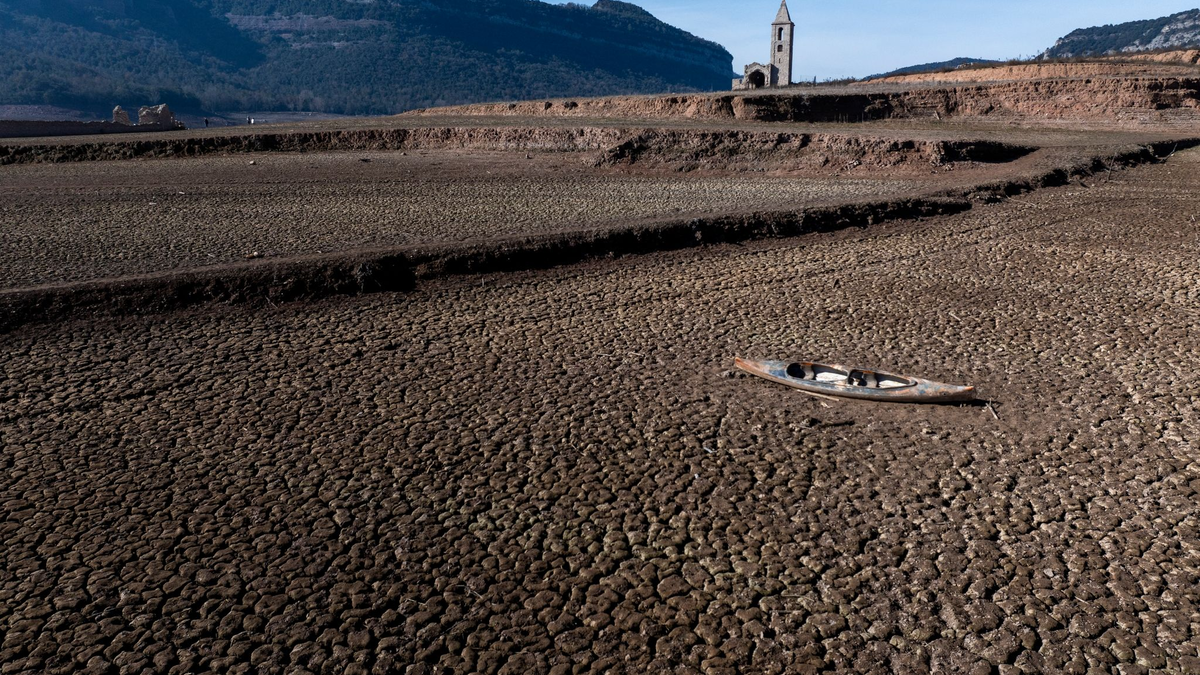 Der Sau-Stausee etwa 100 Kilometer nördlich von Barcelona. - Foto: Emilio Morenatti/AP/dpa
