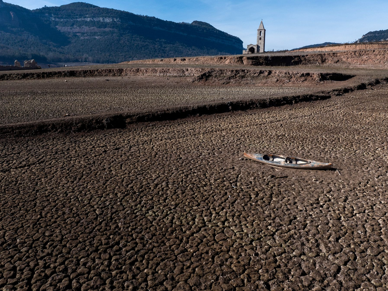 Der Sau-Stausee etwa 100 Kilometer nördlich von Barcelona. - Foto: Emilio Morenatti/AP/dpa
