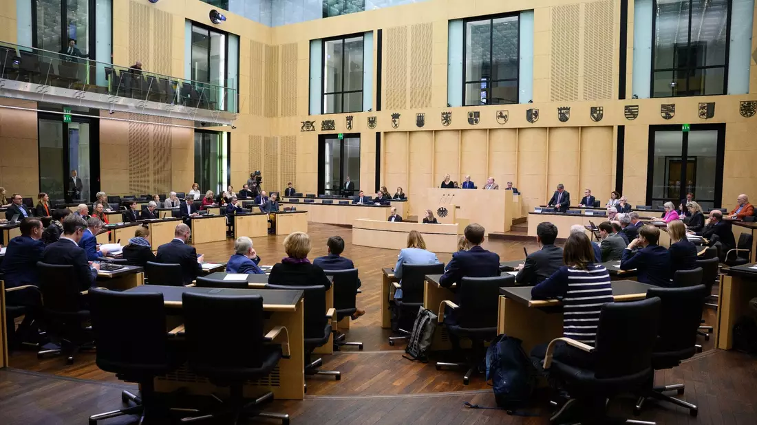 Beratungen im Bundesrat: Der Bundesrat muss dem Haushaltsfinanzierungsgesetz nicht zustimmen, könnte aber Einspruch einlegen. - Bild: Bernd von Jutrczenka/dpa