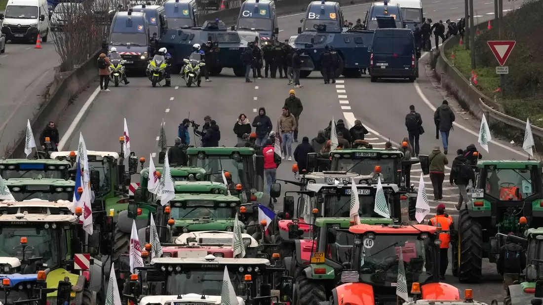 In Frankreich protestieren Landwirte für eine bessere Bezahlung, weniger Bürokratie und Schutz vor Billigimporten. - Bild: Thibault Camus/AP/dpa
