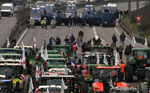 In Frankreich protestieren Landwirte für eine bessere Bezahlung, weniger Bürokratie und Schutz vor Billigimporten. - Foto: Thibault Camus/AP/dpa