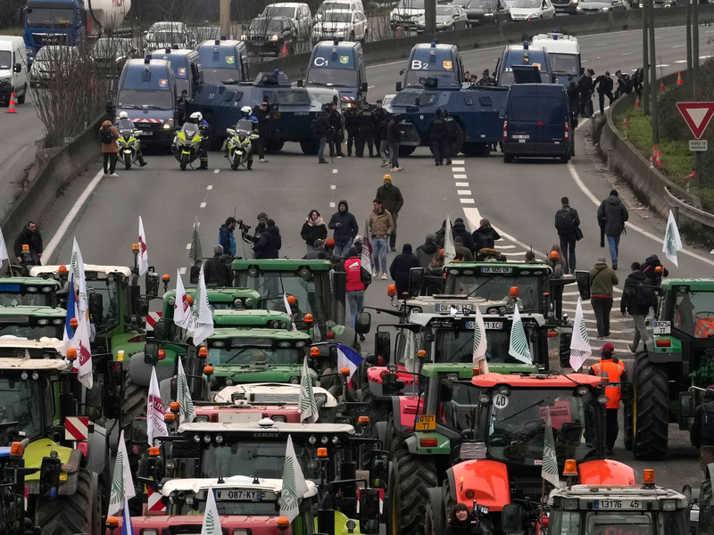 In Frankreich protestieren Landwirte für eine bessere Bezahlung, weniger Bürokratie und Schutz vor Billigimporten. - Foto: Thibault Camus/AP/dpa