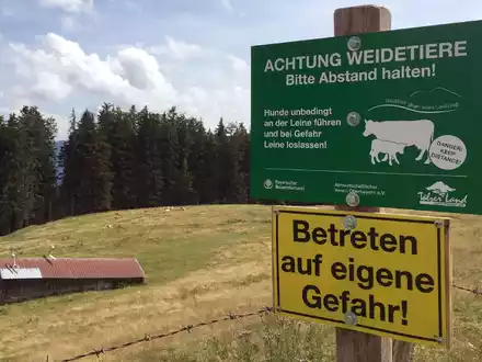 Ein Schild warnt vor dem Betreten einer Kuhweide (Symbolbild). - Foto: Sabine Dobel/dpa