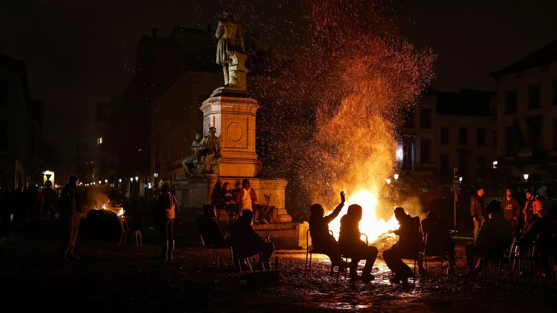 Landwirte haben vor dem EU-Parlament Gegenstände in Brand gesetzt, um gegen Umweltauflagen zu protestieren. - Bild: Omar Havana/AP/dpa