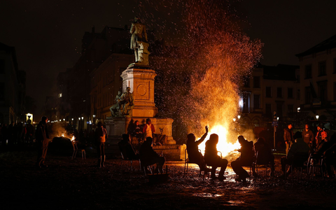 Landwirte haben vor dem EU-Parlament Gegenstände in Brand gesetzt, um gegen Umweltauflagen zu protestieren. - Foto: Omar Havana/AP/dpa