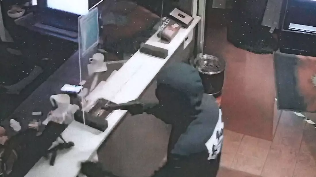 POL-LM: Räuber gesucht - Öffentlichkeitsfahndung mit Bildmaterial der Videoüberwachung - Bild: presseportal.de