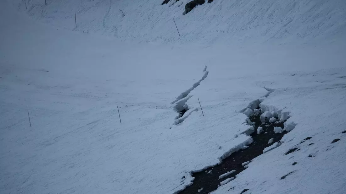Ein Riss in einer Skipiste im Glacier-3000-Skigebiet in der Schweiz. - Bild: -/Glacier 3000/dpa