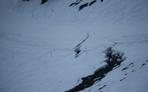 Ein Riss in einer Skipiste im Glacier-3000-Skigebiet in der Schweiz. - Foto: -/Glacier 3000/dpa