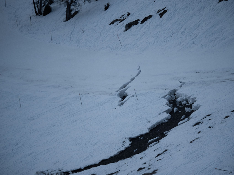 Ein Riss in einer Skipiste im Glacier-3000-Skigebiet in der Schweiz. - Foto: -/Glacier 3000/dpa