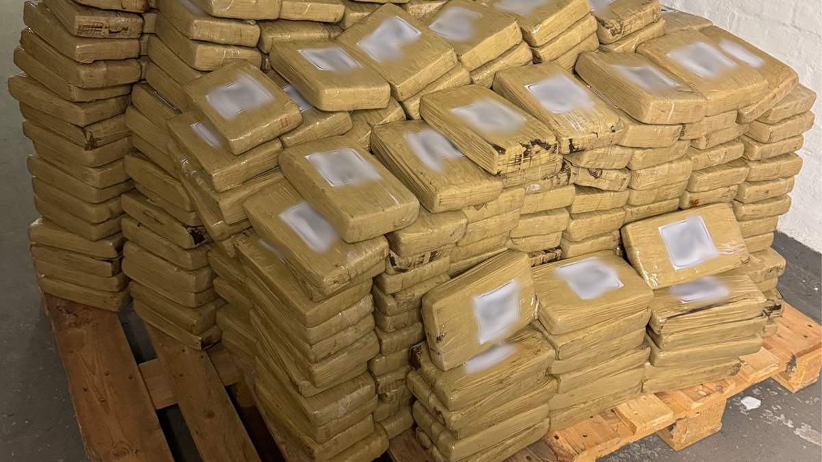 Die Kokainblöcke waren in Bananenkisten versteckt. - Foto: Zollfahndungsamt Frankfurt/Main/ Zollfahndungsamt Frankfurt/Main/dpa
