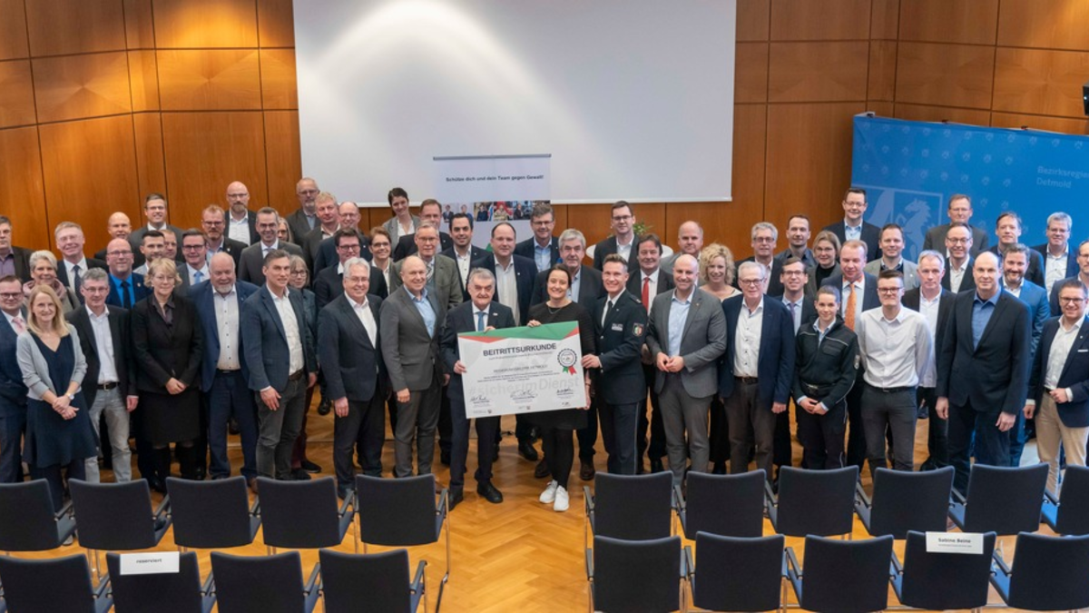 Beitrittsveranstaltung mit Innenmister Reul / Regierungsbezirk Detmold im Präventionsnetzwerk #sicherimDienst dabei - Foto: presseportal.de
