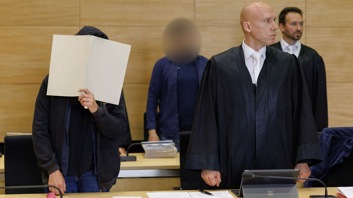 Die Angeklagten im Landgericht Bielefeld neben ihren Rechtsanwälten. - Foto: Friso Gentsch/dpa