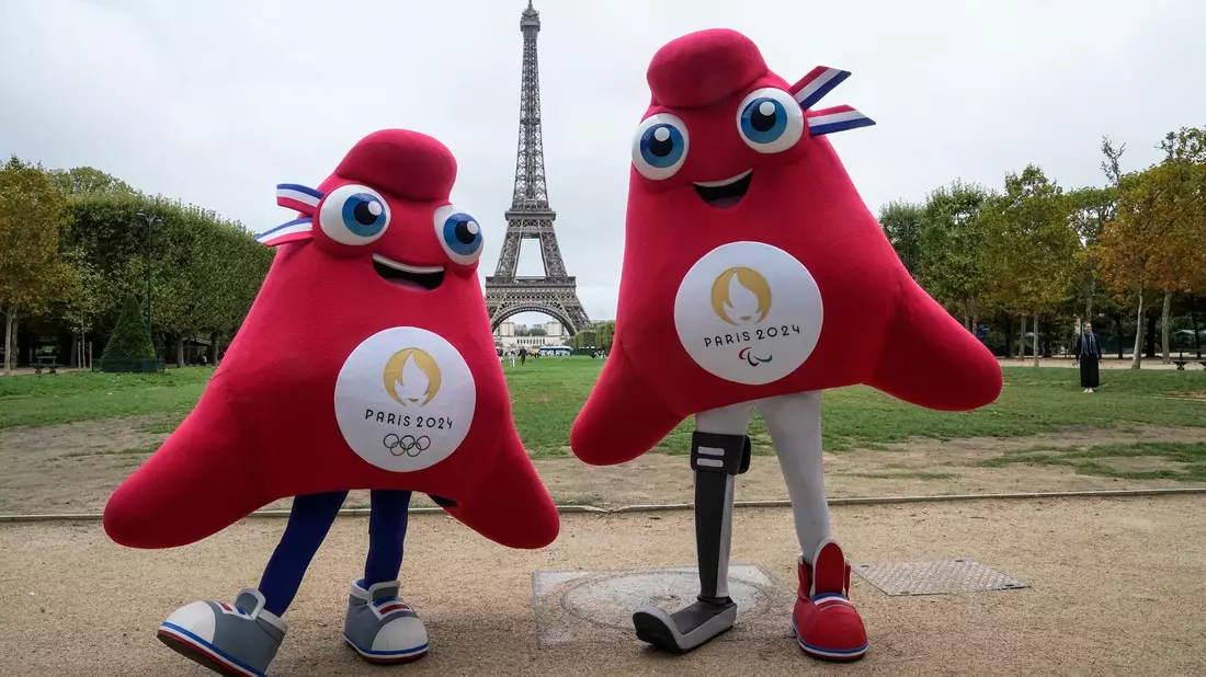 Die Maskottchen der Olympischen (l) und Paralympischen Spiele Paris 2024. - Bild: Michel Euler/AP/dpa