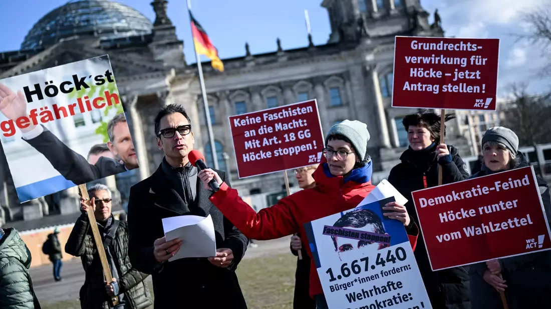 Indra Ghosh überreicht 1,6 Millionen Unterschriften im Rahmen einer Petition zu einem Antrag auf Grundrechtsverwirkung für den AfD-Politiker Björn Höcke. - Bild: Britta Pedersen/dpa