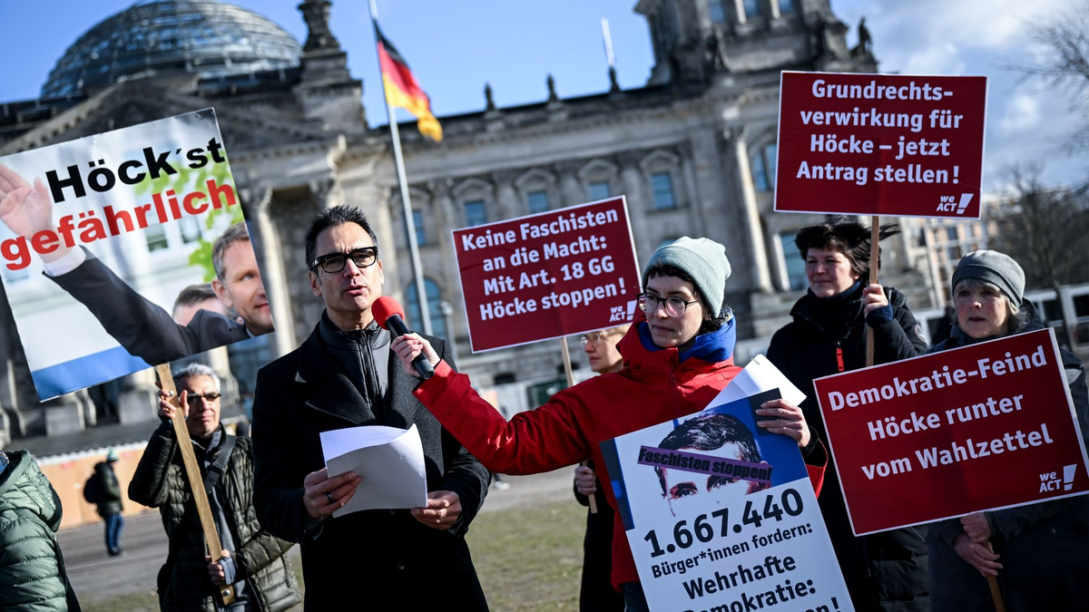 Indra Ghosh überreicht 1,6 Millionen Unterschriften im Rahmen einer Petition zu einem Antrag auf Grundrechtsverwirkung für den AfD-Politiker Björn Höcke. - Foto: Britta Pedersen/dpa