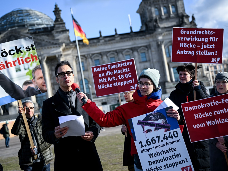 Indra Ghosh überreicht 1,6 Millionen Unterschriften im Rahmen einer Petition zu einem Antrag auf Grundrechtsverwirkung für den AfD-Politiker Björn Höcke. - Foto: Britta Pedersen/dpa