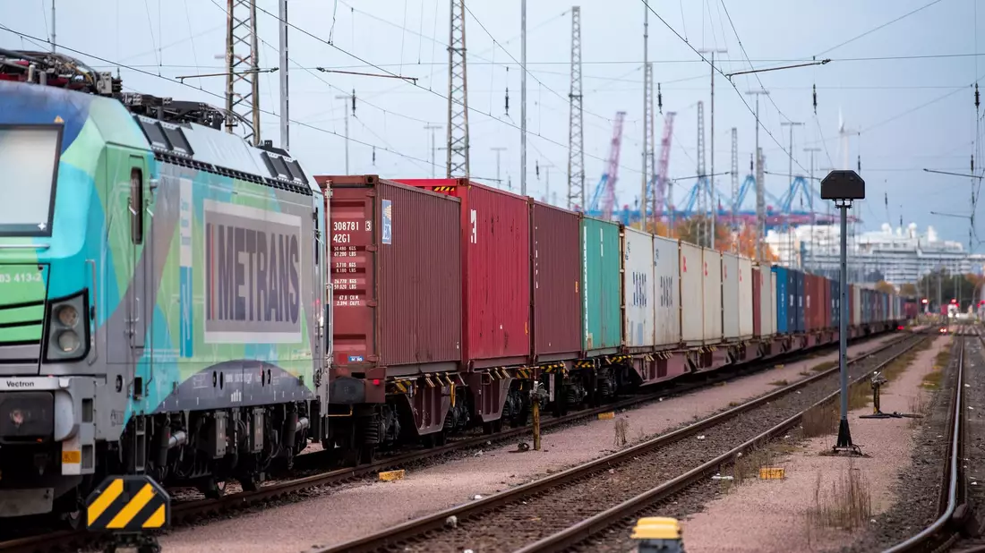 Ein Güterzug mit Containern auf Frachtwagen ist im Hafen unterwegs. Das Europäische Parlament und die EU-Staaten wollen mit neuen Vorschriften den europäischen Binnenmarkt besser auf Krisen vorbereiten. - Bild: Daniel Bockwoldt/dpa