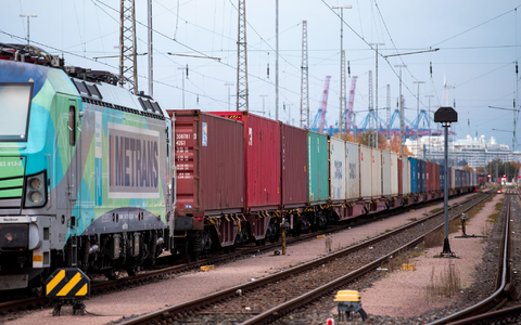 Ein Güterzug mit Containern auf Frachtwagen ist im Hafen unterwegs. Das Europäische Parlament und die EU-Staaten wollen mit neuen Vorschriften den europäischen Binnenmarkt besser auf Krisen vorbereiten. - Foto: Daniel Bockwoldt/dpa
