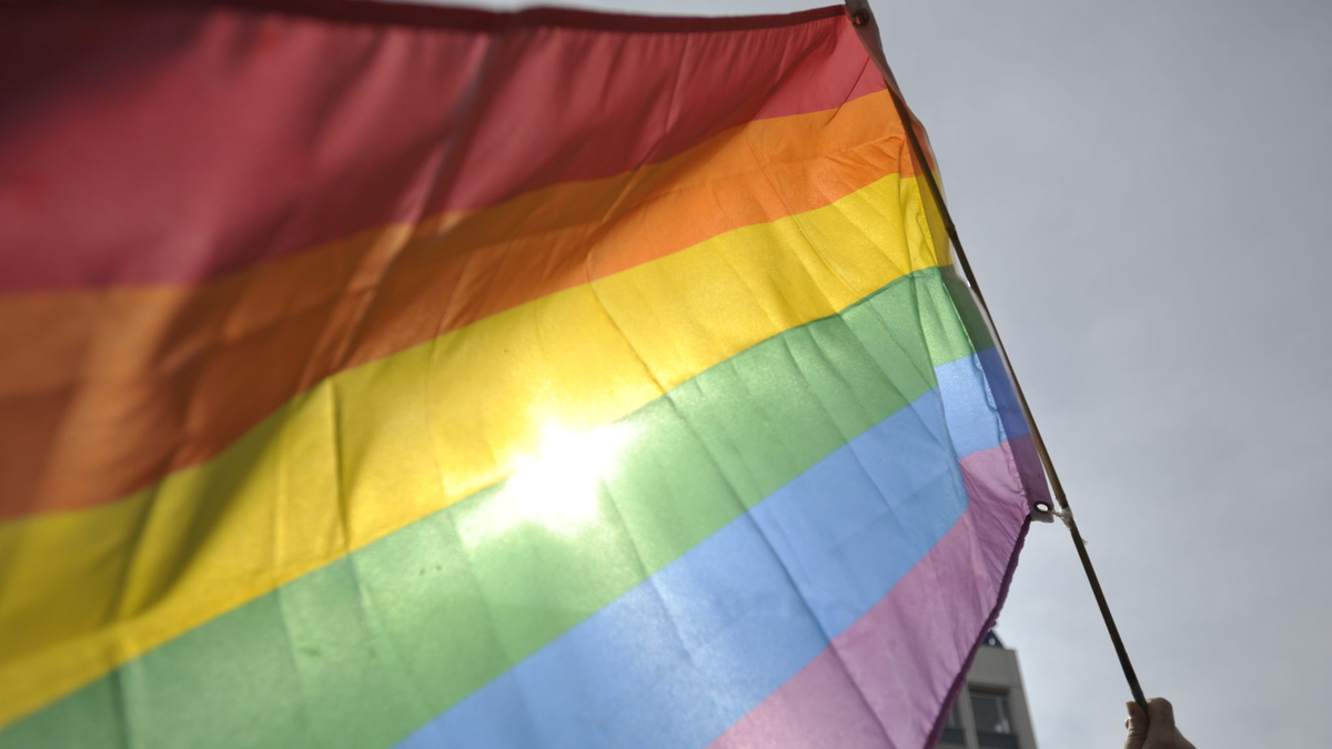 In Russland wurde eine Frau zu einer mehrtägigen Haft verurteilt, nachdem sie in der Öffentlichkeit mit Regenbogen-Ohrringen gesehen wurde. - Foto: Markus Heine/dpa