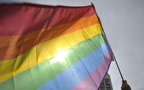 In Russland wurde eine Frau zu einer mehrtägigen Haft verurteilt, nachdem sie in der Öffentlichkeit mit Regenbogen-Ohrringen gesehen wurde. - Foto: Markus Heine/dpa