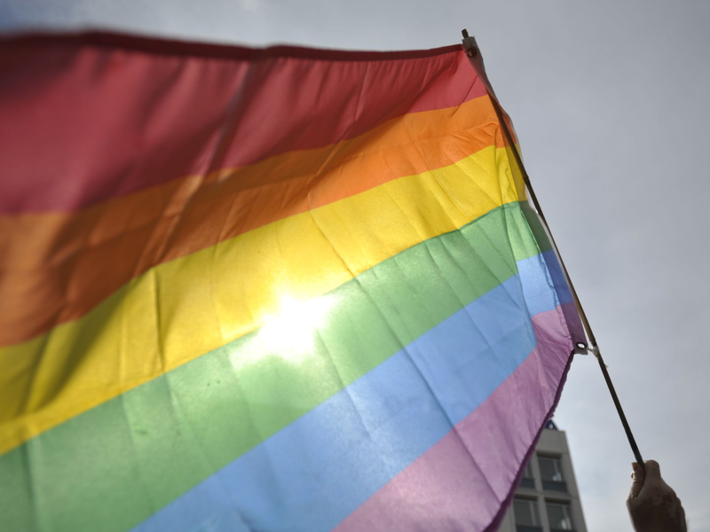 In Russland wurde eine Frau zu einer mehrtägigen Haft verurteilt, nachdem sie in der Öffentlichkeit mit Regenbogen-Ohrringen gesehen wurde. - Foto: Markus Heine/dpa