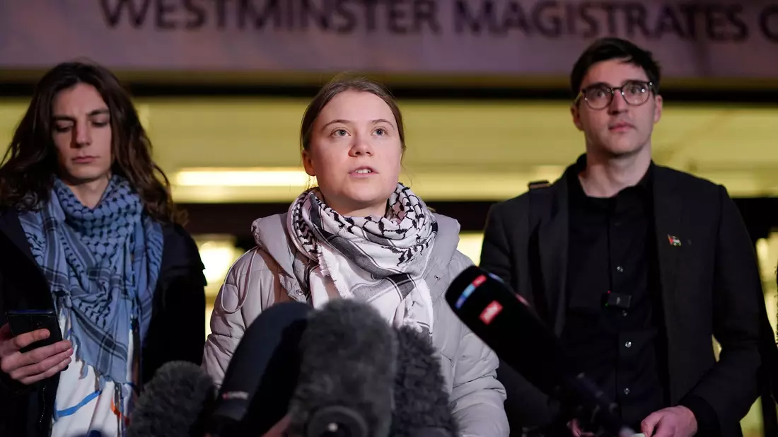 Klimaaktivistin Greta Thunberg spricht vor dem Westminster Magistrates Court zu den Medien. - Bild: Alberto Pezzali/AP/dpa