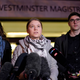 Klimaaktivistin Greta Thunberg spricht vor dem Westminster Magistrates Court zu den Medien. - Foto: Alberto Pezzali/AP/dpa
