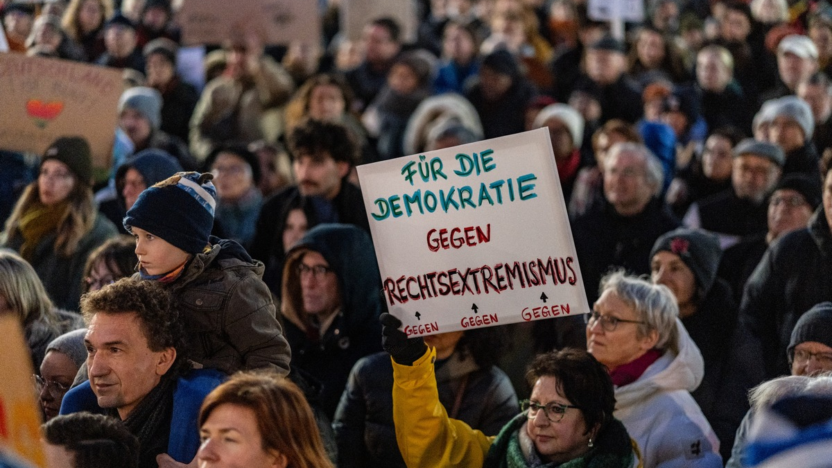 ARD-DeutschlandTREND: Große Mehrheit der Deutschen unterstützt Anliegen der Demonstrationen gegen Rechtsextremismus - Foto: presseportal.de