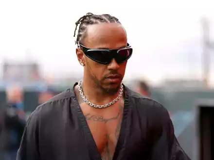Lewis Hamilton soll sich Berichten zufolge 2025 Ferrari anschließen. - Foto: Tim Goode/Press Association/dpa