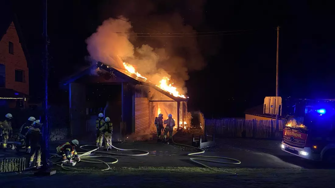 FW VG Asbach: Gebäudebrand in Asbach-Schöneberg - Bild: presseportal.de