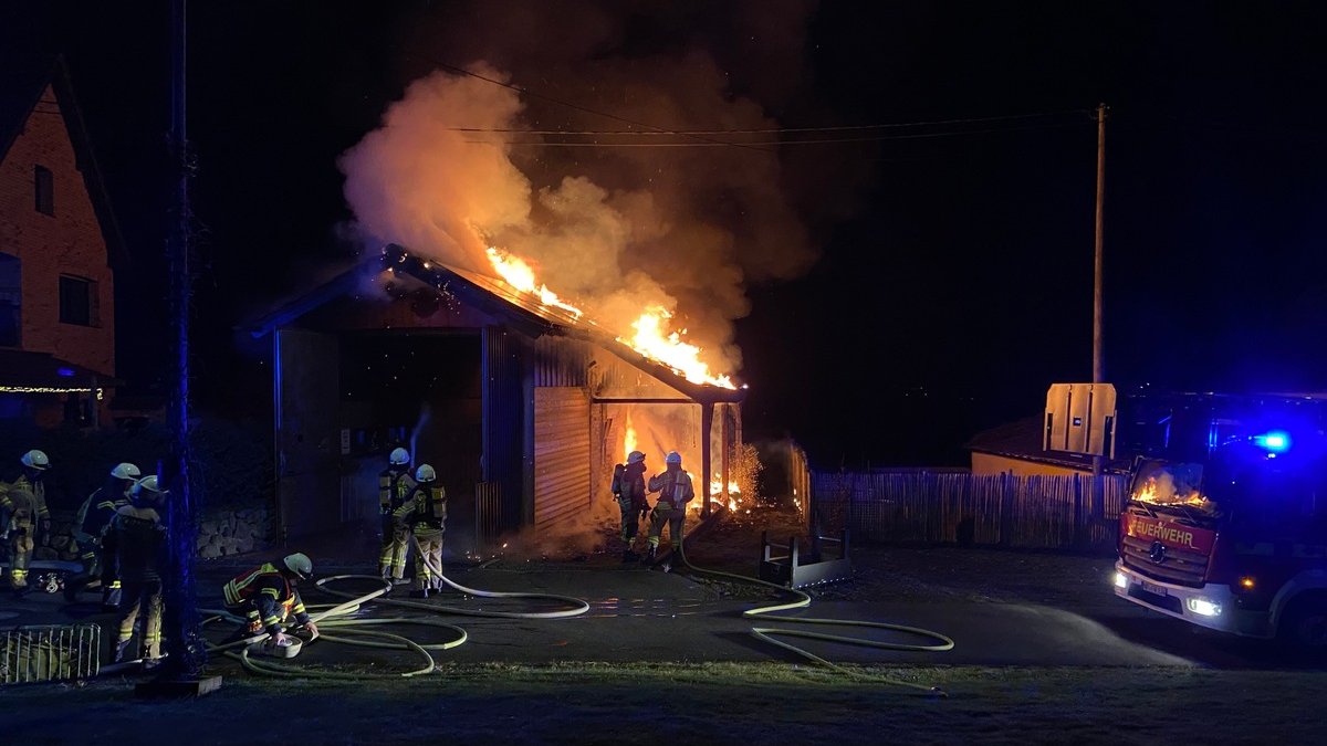 FW VG Asbach: Gebäudebrand in Asbach-Schöneberg - Foto: presseportal.de