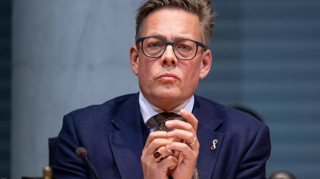 Das Bundesinnenministerium müsse auch dienstrechtlich auf den Fall Maaßen einen genauen Blick werfen und gegebenenfalls entsprechende Konsequenzen ziehen, so Konstantin von Notz (Grüne). - Bild: Monika Skolimowska/dpa