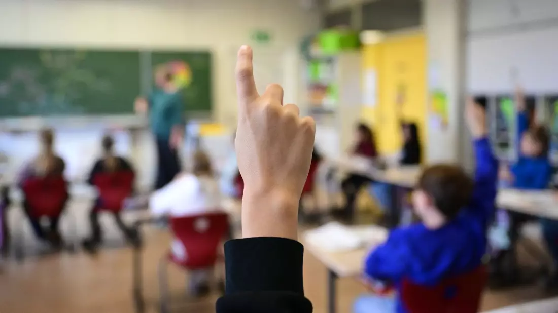 Die Politik setzt große Hoffnungen auf das milliardenschwere Startchancen-Programm. - Bild: Bernd Weißbrod/dpa