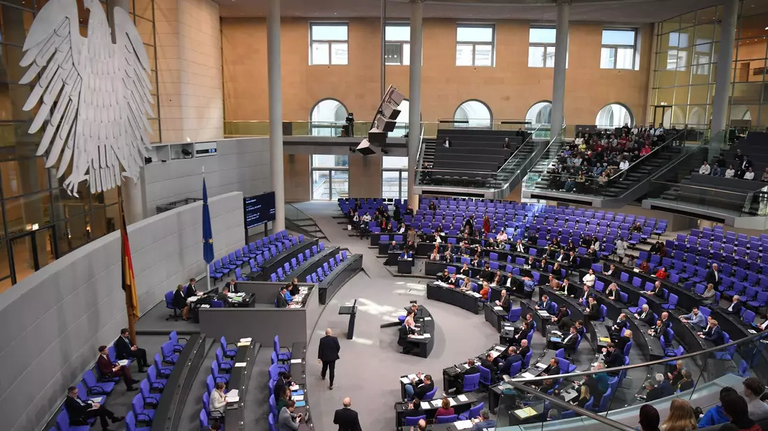 Es laufen bereits Gespräche für den Etat 2025 - und die dürften ebenfalls nicht einfach werden. Allein im Kernhaushalt klafft erneut eine Lücke im zweistelligen Milliardenbereich. - Bild: Ann-Marie Utz/dpa