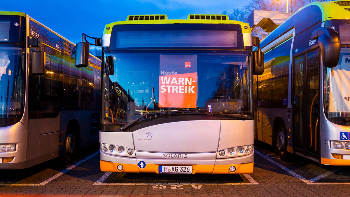 Vom Warnstreik betroffen ist der Nahverkehr in mehr als 80 Städten und rund 40 Landkreisen. - Foto: Moritz Frankenberg/dpa