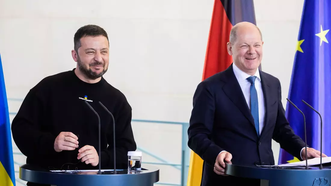 Nach der Freigabe der EU-Milliardenhilfen hat der ukrainische Präsident Wolodymyr Selenskyj (l) Bundeskanzler Olaf Scholz seinen besonderen Dank ausgesprochen (Archivbild). - Bild: Christoph Soeder/dpa