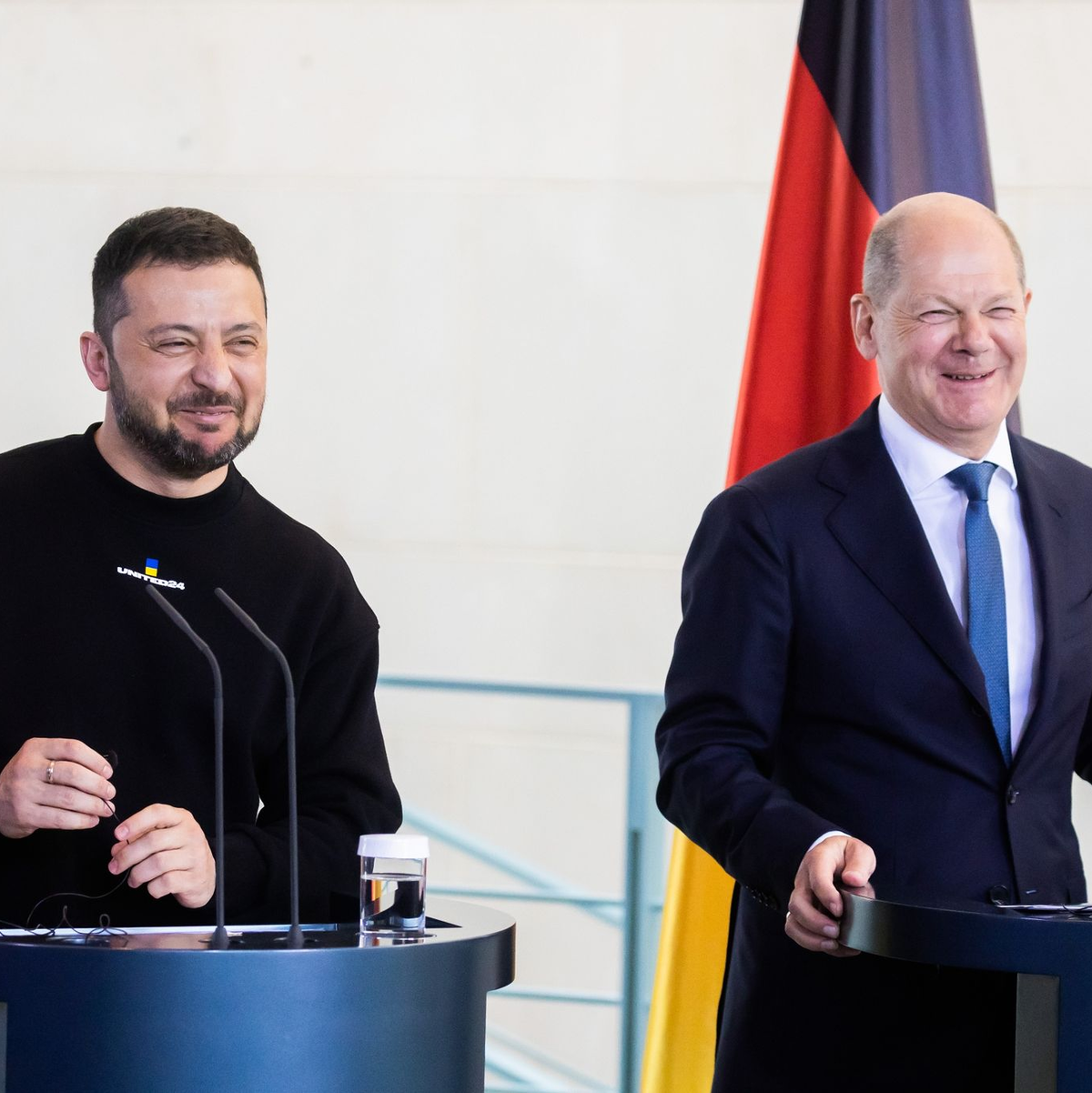 Nach der Freigabe der EU-Milliardenhilfen hat der ukrainische Präsident Wolodymyr Selenskyj (l) Bundeskanzler Olaf Scholz seinen besonderen Dank ausgesprochen (Archivbild). - Foto: Christoph Soeder/dpa