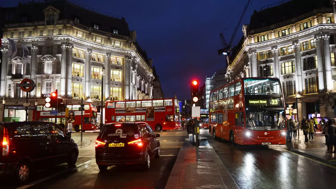 Wer sich den Londoner Verkehr mit dem eigenen Auto antun möchte, muss sich auch mit den geltenden Regeln rund um Umweltzone und City-Maut herumschlagen. - Bild: Jens Kalaene/dpa-Zentralbild/dpa