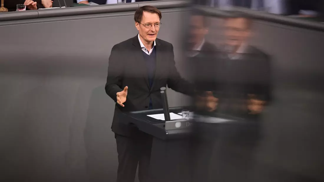 Gesundheitsminister Karl Lauterbach (SPD) will die E-Patientenakten voranbringen. - Bild: Ann-Marie Utz/dpa