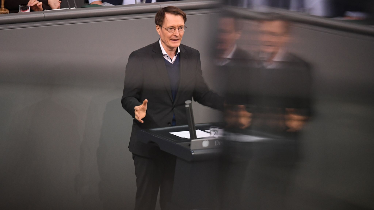 Gesundheitsminister Karl Lauterbach (SPD) will die E-Patientenakten voranbringen. - Foto: Ann-Marie Utz/dpa