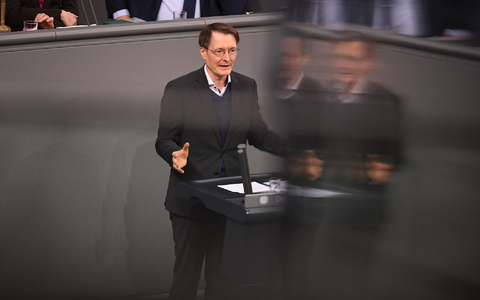 Gesundheitsminister Karl Lauterbach (SPD) will die E-Patientenakten voranbringen. - Foto: Ann-Marie Utz/dpa