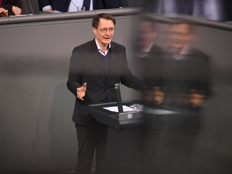 Gesundheitsminister Karl Lauterbach (SPD) will die E-Patientenakten voranbringen. - Foto: Ann-Marie Utz/dpa