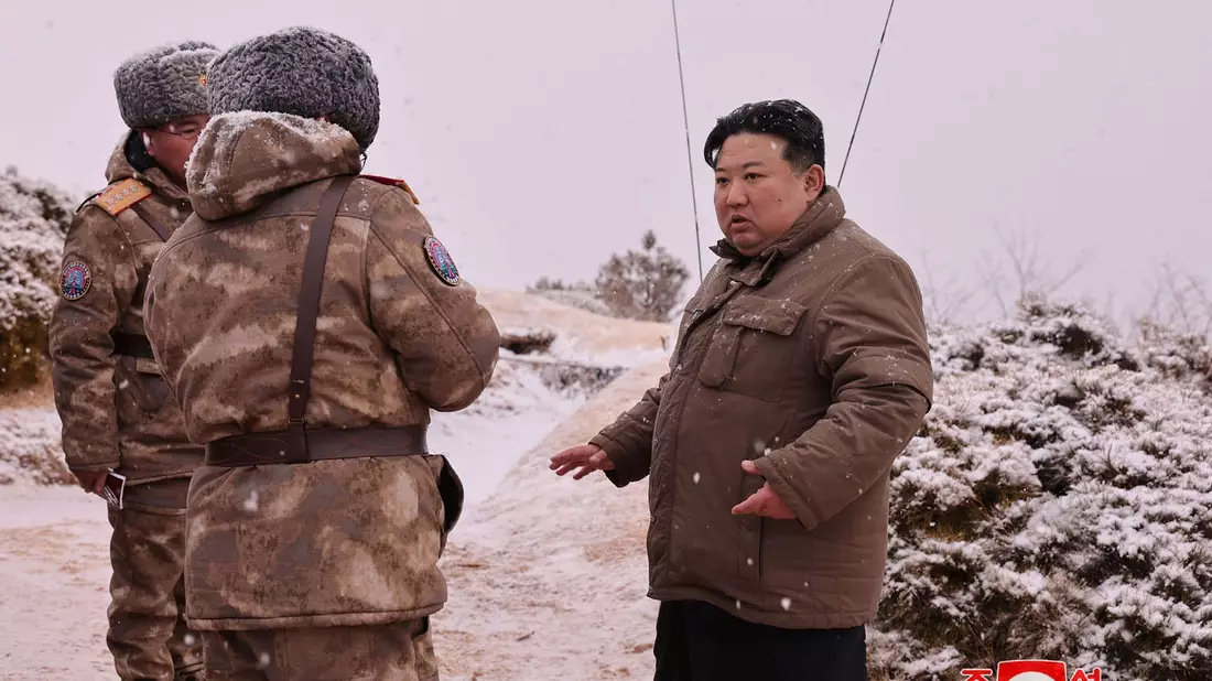 Nordkoreas Machthaber Kim Jong Un (r) beobachtet den Testabschuss eines strategischen U-Boot-Marschflugkörpers. - Bild: -/kcna/dpa