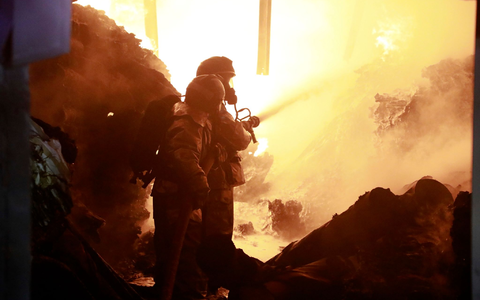 Nach der Explosion des mit Gaszylindern beladenen Lastwagens breiteten sich die Flammen schnell aus. - Foto: John Ochieng/AP/dpa
