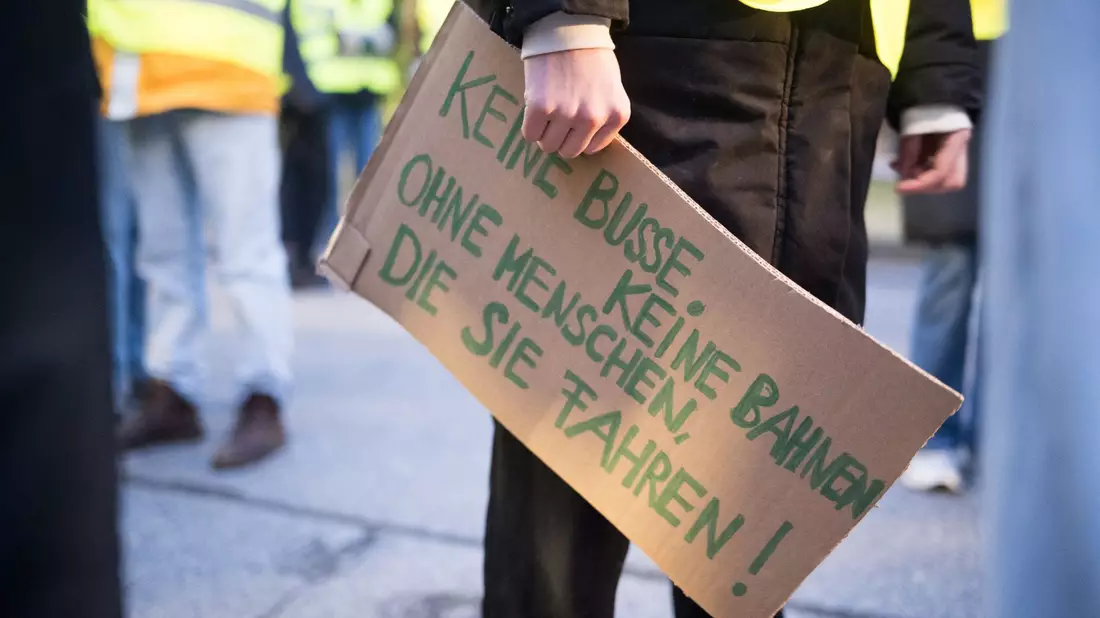 Verdi fordert unter anderem kürzere Arbeitszeiten ohne finanzielle Einbußen. - Bild: Sebastian Christoph Gollnow/dpa