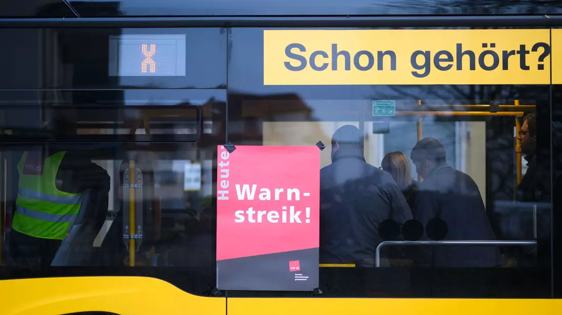 In mehr als 80 Städten fuhren am Morgen so gut wie keine Busse, U-Bahnen und Tram-Bahnen. - Bild: Robert Michael/dpa