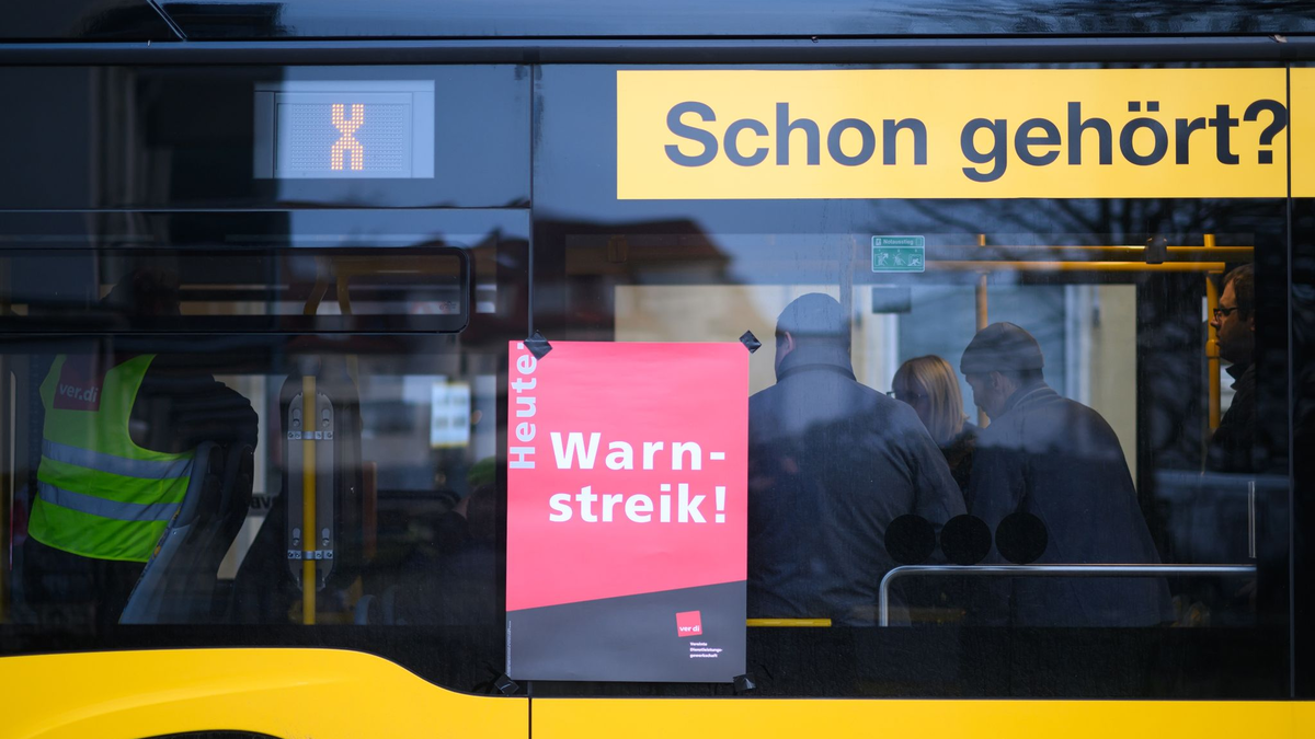 In mehr als 80 Städten fuhren am Morgen so gut wie keine Busse, U-Bahnen und Tram-Bahnen. - Foto: Robert Michael/dpa