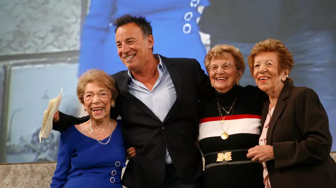 Bruce Springsteen mit seiner Tante Dora Kirby (l-r), seiner Mutter Adele Springsteen und seiner Tante Ida Urbelis.. - Bild: Jason DeCrow/AP/dpa
