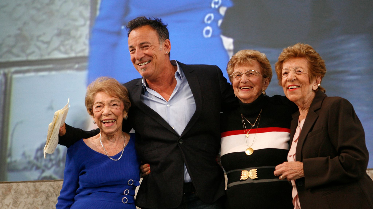 Bruce Springsteen mit seiner Tante Dora Kirby (l-r), seiner Mutter Adele Springsteen und seiner Tante Ida Urbelis.. - Foto: Jason DeCrow/AP/dpa